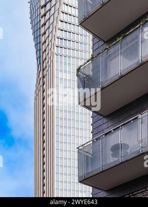 Un grattacielo alto e moderno a Gothenburg con numerosi balconi accanto, che creano un suggestivo paesaggio urbano. L'edificio si distingue contro il c Foto Stock