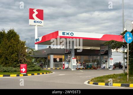 Stazione di servizio EKO o stazione di servizio o piazzale di stazioni di servizio contro il cielo scuro a Sofia, Bulgaria, Europa orientale, Balcani, UE Foto Stock