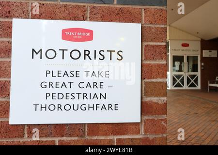 Gli automobilisti si prega di prestare attenzione alla segnaletica durante Nottinghamshire CCC vs Essex CCC, Vitality County Championship Division 1 Cricket al Trent Bridge il 5 aprile Foto Stock