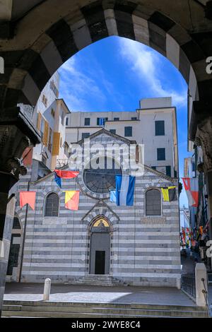 Panorama di Genova, Italia: La chiesa e piazza di San Matteo nel centro storico. Foto Stock