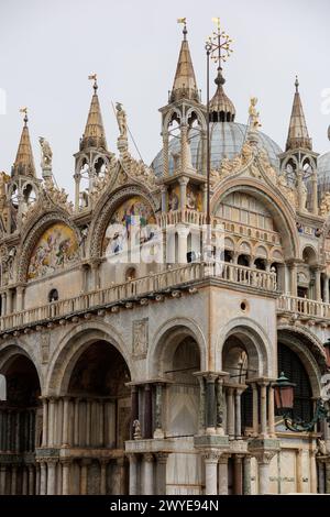 Un grandioso edificio medievale caratterizzato da una facciata simmetrica con arcata, la Basilica di San Marco e la Chiesa di Venezia Foto Stock