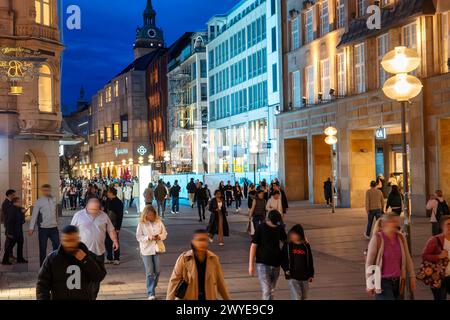 Kaufingerstraße nach Ladenschluss um 20 Uhr, München, aprile 2024 Deutschland, München, aprile 2024, Kaufingerstraße abends nach Ladenschluss, Aufnahme um 20:10 Uhr, Passanten in der Fußgängerzone, Die Innenstadt leert sich langsam, Wirtschaft, Einzelhandel, Frühling, Sommerzeit, Bayern, *** Kaufingerstraße dopo l'orario di chiusura alle 20:00, Monaco di Baviera, aprile 2024 Germania, Monaco di Baviera, aprile 2024, Kaufingerstraße la sera dopo l'orario di chiusura, foto scattata alle 20:22, passanti nella zona pedonale, il centro della città si sta lentamente svuotando, economia, vendita al dettaglio, primavera, estate, Baviera, Foto Stock