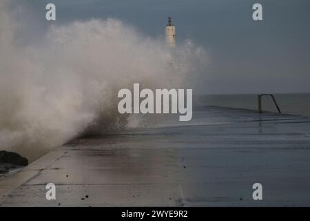 Aberystwyth Galles Regno Unito tempo 6 aprile 2024. La tempesta chiamata Kathleen colpisce la costa occidentale della Gran Bretagna, con raffiche di vento fino a 70 km/h, su enormi onde che battono il lungomare di Aberystwyth con forti docce che proseguono nel fine settimana, credito: mike davies/Alamy Live News Foto Stock