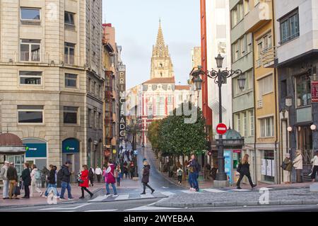 Oviedo, San Francisco Street. Asturie, Spagna. Inizia in Plaza Porlier e termina in Calle Uría. Foto Stock