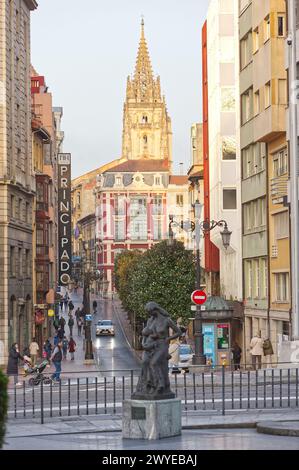 Oviedo, San Francisco Street. Asturie, Spagna. Inizia in Plaza Porlier e termina in Calle Uría. Foto Stock