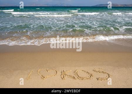 Spiaggia di Marmari con sabbia dorata, acque color smeraldo, la migliore spiaggia di Kos. Dodecaneso, Grecia Foto Stock