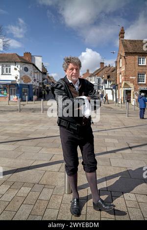 Attore all'aperto in costume Tudor che ricorda l'epoca shakespeariana a Stratford Upon Avon, Inghilterra, Regno Unito, intrattenitore di strada Foto Stock