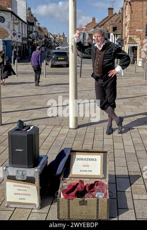 Attore all'aperto in costume Tudor che si prepara a recitare opere e sonetti di Shakespeare, Stratford Upon Avon, Inghilterra Regno Unito. Intrattenitore di strada Foto Stock