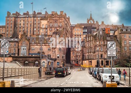 Edimburgo, Scozia - 22 gennaio 2024: Vecchi edifici lungo Market Street nel centro storico di Edimburgo Foto Stock