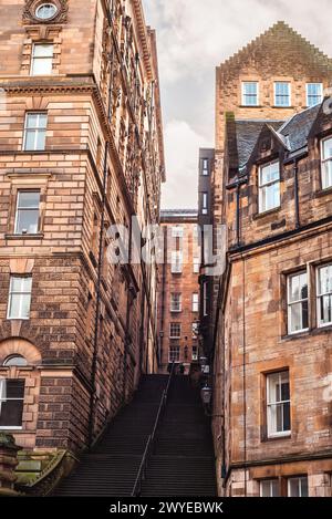 Edimburgo, Scozia - 22 gennaio 2024: Scalini che conducono tra vecchi edifici in Cockburn Street a Edimburgo Foto Stock