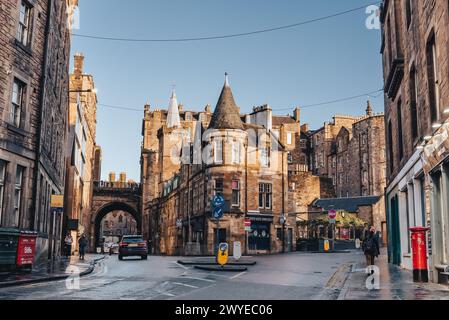 Edimburgo, Scozia - 22 gennaio 2024: Un vecchio edificio vittoriano su Cowgatehead nella città vecchia di Edimburgo Foto Stock