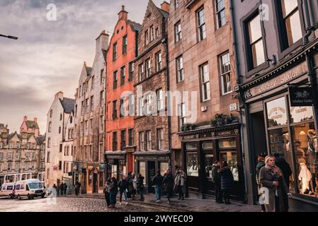 Edimburgo, Scozia - 22 gennaio 2024: Vecchi edifici West Bow e Victoria Street nella città vecchia di Edimburgo Foto Stock