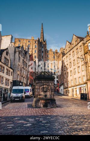 Edimburgo, Scozia - 22 gennaio 2024: Vecchi edifici in una giornata di sole all'incrocio tra West Bow e Grassmarket Foto Stock