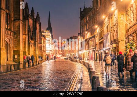 Edimburgo, Scozia - 22 gennaio 2024: Una vista notturna di High Street, un tratto conosciuto anche come Royal Mile, nella città vecchia Foto Stock