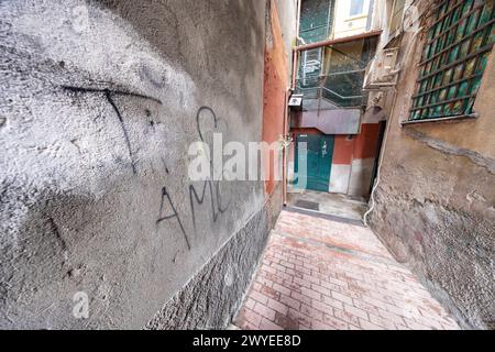 Genua 01042024 - Graffitti mit der Schrift ti amo - Ich liebe dich in einer Gasse Kleine Gassen a Genua in Norditalien, regione Ligurien. Genua Belvedere gente Die Mare Ligurien Italien *** Genova 01042024 Graffiti con la scritta ti amo ti amo in un vicolo di Genova nel nord Italia, regione Liguria Genova Belvedere gente Die Mare Liguria Italia 010424 ppb-3 Foto Stock