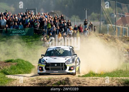 Wolfsberg, Austria. 6 aprile 2024. WOLFSBERG, AUSTRIA - 6 APRILE: Christoph Zellhofer dell'Austria e Andre Kachel dell'Austria nella loro Suzuki Swift ZMX durante il Lavanttal Rallye il 6 aprile 2024 a Wolfsberg, Austria.240406 SEPA 25 023 - 20240406 PD1503 credito: APA-PictureDesk/Alamy Live News Foto Stock