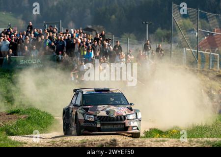 Wolfsberg, Austria. 6 aprile 2024. WOLFSBERG, AUSTRIA - 6 APRILE: Robert Kolcak della Slovacchia e Emil Horniacek della Slovacchia nella loro Skoda Fabia Rally2 durante il Lavanttal Rallye il 6 aprile 2024 a Wolfsberg, Austria.240406 SEPA 25 028 - 20240406 PD1603 credito: APA-PictureDesk/Alamy Live News Foto Stock