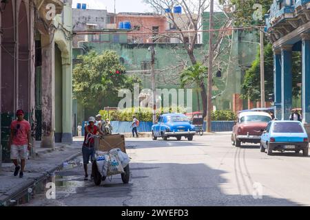 Un cubano che spinge una strada di città a l'Avana, Cuba Foto Stock