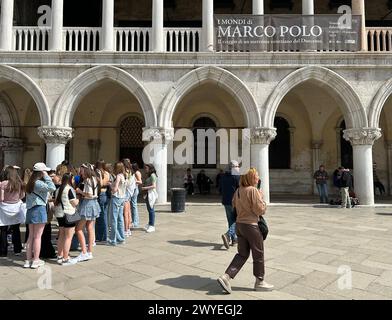 Venedig, Italia. 5 aprile 2024. I turisti si trovano di fronte al Palazzo Ducale, dove il sabato apre una mostra sul viaggiatore asiatico Marco Polo (presumibilmente 1254-1324). Venezia celebra il 700° anniversario della morte del suo cittadino più famoso con questa grande mostra. Crediti: Christoph Sator/dpa/Alamy Live News Foto Stock