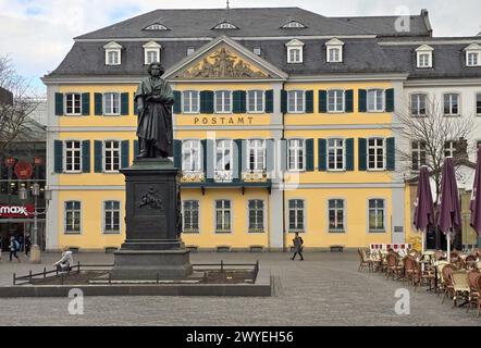 Il monumento di Beethoven, una statua del grande compositore tedesco Ludwig van Beethoven di fronte all'ufficio postale di Bonn, in Germania Foto Stock