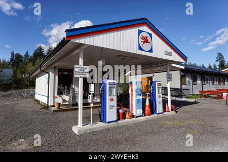 Stazione di servizio restaurata d'epoca, retrò, presso il Museo norvegese di storia dell'automobile (Norsk Motorhistorisk Senter), Burud, Skotselv, Ovre Eiker, Buskerud, Norvegia Foto Stock