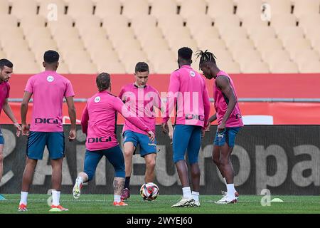 Siviglia, Spagna. 5 aprile 2024. Ander Herrera (C) dell'Athletic Club con Iker Muniain (L) dell'Athletic Club, Inaki Williams (C) dell'Athletic Club e Nicholas Williams Arthuer, conosciuto come Nico Williams (R) dell'Athletic Club in azione durante la sessione di allenamento alla vigilia della finale di Coppa del Rey spagnola tra Athletic Club e RCD Mallorca allo stadio la Cartuja. Credito: SOPA Images Limited/Alamy Live News Foto Stock