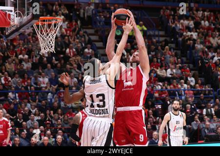 Milano, Italia. 5 aprile 2024. Italia, Milano, 05 aprile 2024: Nicolò Melli (Armani) vola alto per rimbalzo offensivo nel 1° quarto durante la partita di basket EA7 Emporio Armani Milan vs Virtus Segafredo Bologna, EuroLeague 2023-24 round 33EA7 Emporio Armani Milan vs Virtus Segafredo Bologna, EuroLeague 2023/2024 Round 33 al Mediolanum Forum (foto di Fabrizio Andrea Bertani/Pacific Press) credito: Pacific Press Media Production Corp./Alamy Live News Foto Stock