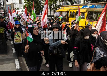 I musulmani indonesiani camminano verso la manifestazione della giornata Internazionale di al-Quds di fronte a Gedung Merdeka, Bandung. Il 16 agosto 1979, dopo il brutale attacco del regime sionista israeliano alla moschea di al-Aqsa e il bombardamento del Libano meridionale da parte delle truppe israeliane, Imam Khomeini (RA), leader supremo della Repubblica islamica dell'Iran, ha invitato tutti i musulmani del mondo a difendere il popolo palestinese oppresso chiamando ogni giorno l'ultimo venerdì del mese santo del Ramadan è la giornata internazionale di al-Quds al-Sharif. L'International Quds Day è un evento annuale che si tiene l'ultimo venerdì del mese santo di RAM Foto Stock