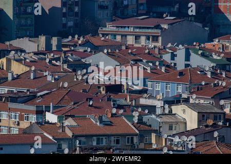 Le parabole satellitari punteggiate sui tetti delle case di Istanbul, Turchia Foto Stock