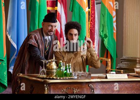 The Dictator 2012 - Filmstill Ben Kingsley & Sacha Baron Cohen.in The Dictator 2012 . SOLO PER USO EDITORIALE Copyright: XCAP/NFSx Foto Stock