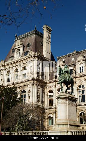 Statua di bronzo del Provost Etienne Marcel seduta su Un cavallo su Un piedistallo fuori dall'Hotel De Ville, Parigi Francia Foto Stock