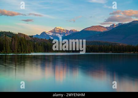 Beauvert Lake Sunset e Mount Edith Cavell, parco nazionale di Jasper, Canada. Foto Stock