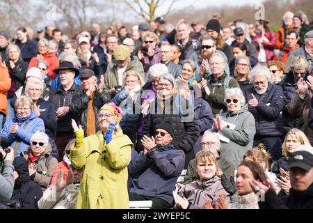 Vejle, Danimarca. 6 aprile 2024. Partecipanti durante l'evento "Funeral for Vejle Fjord" a Skyttehushaven a Vejle, Danimarca, sabato 6 aprile 2024. Crediti: Ritzau/Alamy Live News Foto Stock