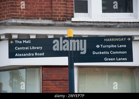 Cartelli per i principali luoghi di interesse, Wood Green High Street, Wood Green, London Borough of Haringey, Greater London,. Foto Stock