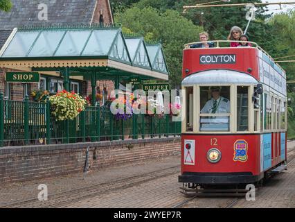 Il tram numero 12 si trova di fronte alla pittoresca stazione di Colyton sulla Seaton Tramway a Colyton, Devon, Inghilterra, Regno Unito Foto Stock