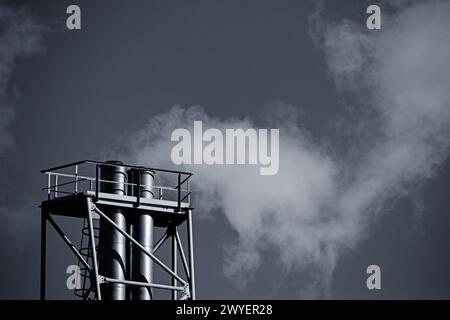 Foto in bianco e nero dell'ambiente. Inquinamento ambientale. Camini industriali per le emissioni di scarico. Fumo da un camino industriale. Foto Stock