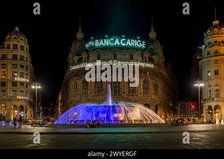 Genova, Italia - 4 agosto 2023: Piazza Raffaele De Ferrari, piazza della fontana e palazzo della nuova Borsa, edificio in stile barocco nel centro storico Foto Stock