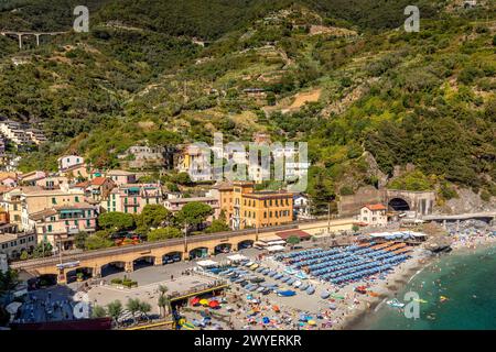Monterosso, Italia - 31 luglio 2023: Bellissimo villaggio "Monterosso al Mare" nel famoso Parco Nazionale delle cinque Terre in Liguria. Foto Stock
