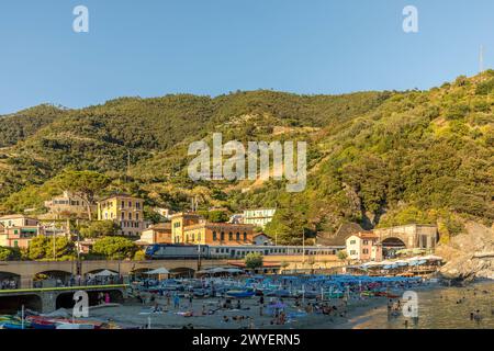 Monterosso, Italia - 31 luglio 2023: Bellissimo villaggio "Monterosso al Mare" nel famoso Parco Nazionale delle cinque Terre in Liguria. Foto Stock