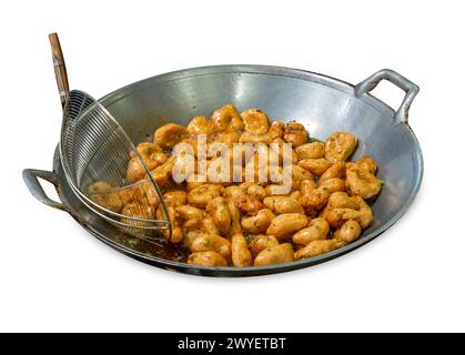 Tagliate la torta di pesce fritta in una padella isolata bianca Foto Stock