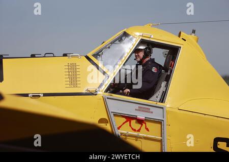 Ballenstedt, Germania. 6 aprile 2024. Il pilota Maciej Lewandowski siede nella cabina di pilotaggio del suo piccolo velivolo antincendio presso l'aeroporto di Ballenstedt. Il pilota dell'aereo polacco, progettato per aiutare a spegnere gli incendi boschivi dall'aria, è di stanza a Ballenstedt da aprile. Crediti: Matthias Bein/dpa/Alamy Live News Foto Stock