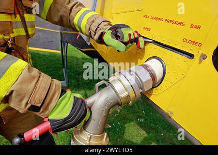 Ballenstedt, Germania. 6 aprile 2024. I vigili del fuoco riempiono il serbatoio di un piccolo aereo antincendio presso l'aeroporto di Ballenstedt. Il pilota dell'aereo polacco, progettato per aiutare a spegnere gli incendi boschivi dall'aria, è di stanza a Ballenstedt da aprile. Crediti: Matthias Bein/dpa/Alamy Live News Foto Stock