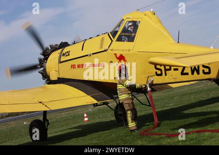 Ballenstedt, Germania. 6 aprile 2024. I vigili del fuoco riempiono il serbatoio di un piccolo aereo antincendio presso l'aeroporto di Ballenstedt. Il pilota dell'aereo polacco, progettato per aiutare a spegnere gli incendi boschivi dall'aria, è di stanza a Ballenstedt da aprile. Crediti: Matthias Bein/dpa/Alamy Live News Foto Stock