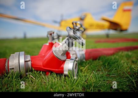 Ballenstedt, Germania. 6 aprile 2024. Vista di un distributore di vigili del fuoco presso l'aeroporto di Ballenstedt. Il pilota dell'aereo polacco, che dovrebbe contribuire a estinguere gli incendi boschivi dall'aria, è di stanza a Ballenstedt da aprile. Crediti: Matthias Bein/dpa/Alamy Live News Foto Stock