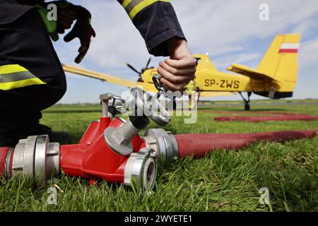 Ballenstedt, Germania. 6 aprile 2024. I vigili del fuoco riempiono il serbatoio di un piccolo aereo antincendio presso l'aeroporto di Ballenstedt. Il pilota dell'aereo polacco, progettato per aiutare a spegnere gli incendi boschivi dall'aria, è di stanza a Ballenstedt da aprile. Crediti: Matthias Bein/dpa/Alamy Live News Foto Stock