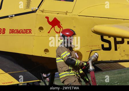 Ballenstedt, Germania. 6 aprile 2024. I vigili del fuoco riempiono il serbatoio di un piccolo aereo antincendio presso l'aeroporto di Ballenstedt. Il pilota dell'aereo polacco, progettato per aiutare a spegnere gli incendi boschivi dall'aria, è di stanza a Ballenstedt da aprile. Crediti: Matthias Bein/dpa/Alamy Live News Foto Stock