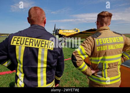 Ballenstedt, Germania. 6 aprile 2024. I vigili del fuoco riempiono il serbatoio di un piccolo aereo antincendio presso l'aeroporto di Ballenstedt. Il pilota dell'aereo polacco, progettato per aiutare a spegnere gli incendi boschivi dall'aria, è di stanza a Ballenstedt da aprile. Crediti: Matthias Bein/dpa/Alamy Live News Foto Stock