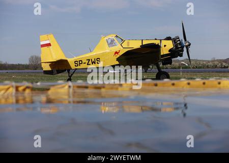 Ballenstedt, Germania. 6 aprile 2024. Un piccolo aereo antincendio è parcheggiato presso l'aeroporto di Ballenstedt. Il pilota dell'aereo polacco, progettato per aiutare a spegnere gli incendi boschivi dall'aria, è di stanza a Ballenstedt da aprile. Crediti: Matthias Bein/dpa/Alamy Live News Foto Stock