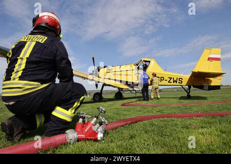 Ballenstedt, Germania. 6 aprile 2024. I vigili del fuoco riempiono il serbatoio di un piccolo aereo antincendio presso l'aeroporto di Ballenstedt. Il pilota dell'aereo polacco, progettato per aiutare a spegnere gli incendi boschivi dall'aria, è di stanza a Ballenstedt da aprile. Crediti: Matthias Bein/dpa/Alamy Live News Foto Stock