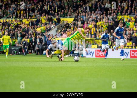 Josh Sargent di Norwich City viene abbattuto da Cameron Burgess di Ipswich Town durante lo Sky Bet Championship match tra Norwich City e Ipswich Town a Carrow Road, Norwich, sabato 6 aprile 2024. (Foto: David Watts | mi News) crediti: MI News & Sport /Alamy Live News Foto Stock